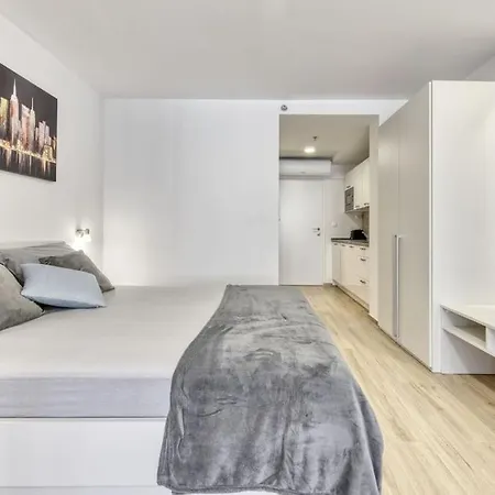 Manhattan Apartment *