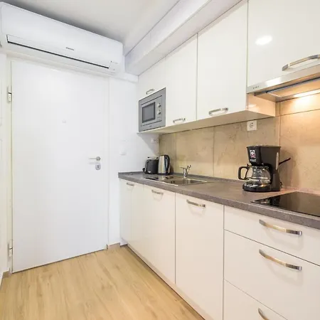 Manhattan Apartment *